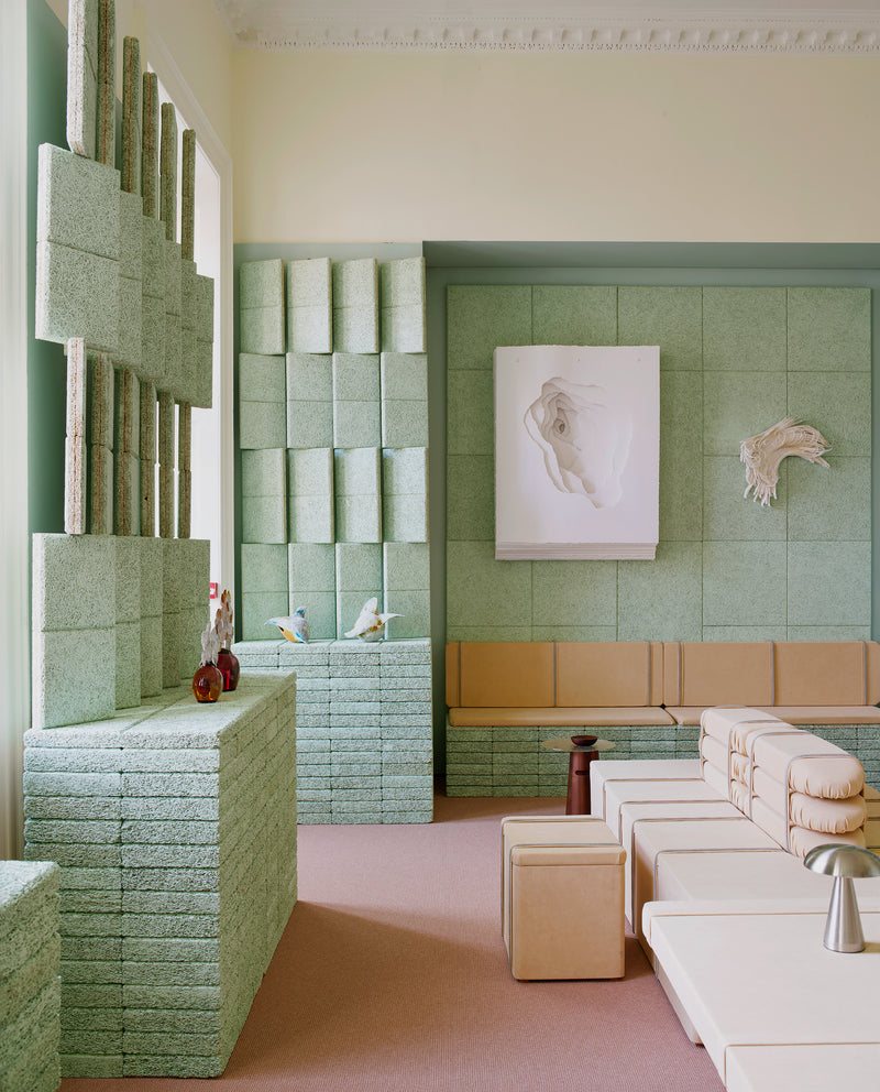 THE COLLECTOR'S LOUNGE